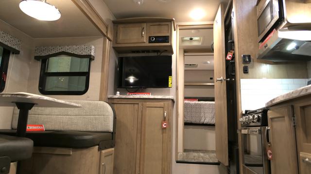 画像: 米国WINNEBAGO社「マイクロミニー フィフスホイール」の車内(筆者撮影)