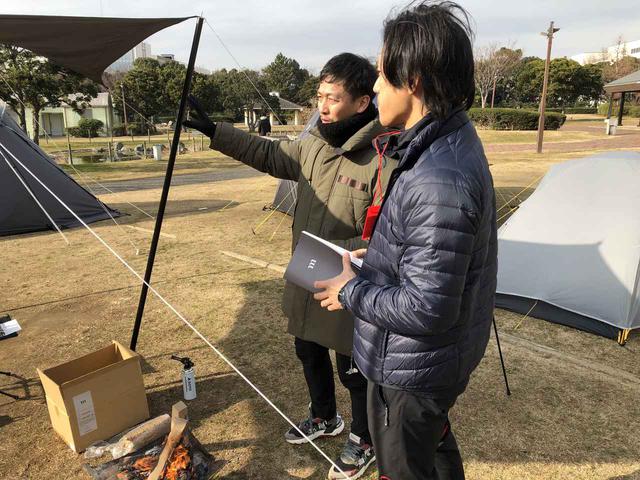 画像: 筆者撮影:商談中のムラコ村上CEOと、愛媛のアウトドアショップAbenteuerの吉田氏