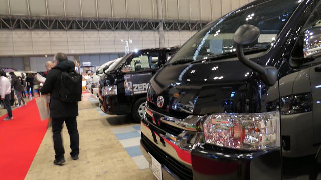 画像: 車内デザインも多種多様。各社、バンがずらりと並ぶ。(筆者撮影)