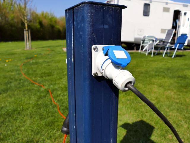 画像1: キャンプで電気毛布を使うメリット ヒーターやホットカーペットなどの暖房器具と比べて使い勝手が良い