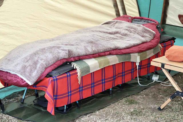 画像: 編集部撮影 寝袋の下に敷いているグリーンのチェックの布が電気毛布