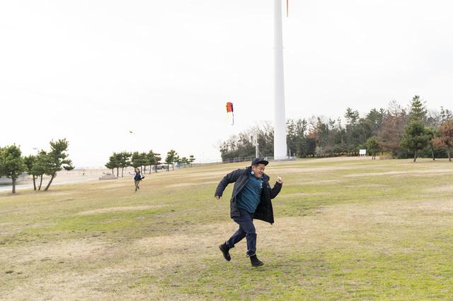画像: Photographer 吉田 達史 番組「おぎやはぎのハピキャン」より 全速力で走る井戸田さん