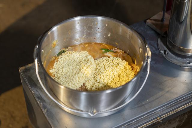 画像: Photographer 吉田 達史 ※番組ではインスタントラーメン『辛ラーメン』を使用