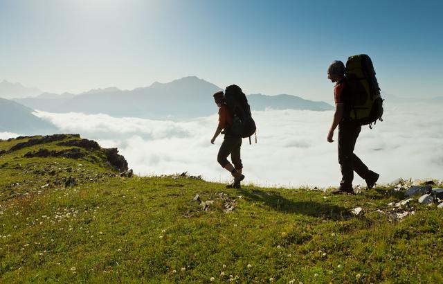 画像: 登山の靴下やインナーは吸汗性・速乾性を重視! 乾いた着替えを持参して温度調節して汗冷えにも注意