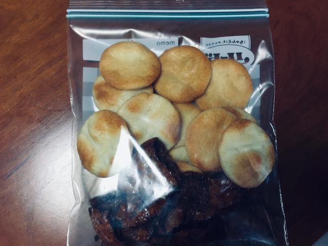 画像: 筆者撮影:登山者の中には、ナルゲンボトルに入れて行動食を持ち歩く方も。