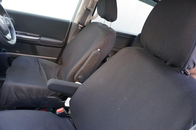 画像: 筆者撮影「シンプルなデザインで車になじむシートカバー」