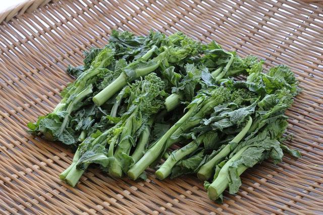 画像: 菜の花は切り口が新鮮なものを選ぶのがポイント 茹で過ぎないようお湯から上げたらすぐに冷水へ