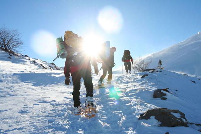 画像: ワカンやスノーシューを装着して雪中・登山キャンプのベースを作る方法 テント設営前に踏み固めよう