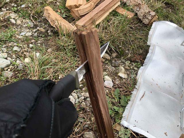 画像: 筆者撮影:針葉樹のバトニング
