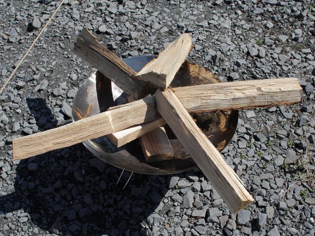 画像: 筆者提供:長時間じっくり焚き火を楽しみたいなら開き傘