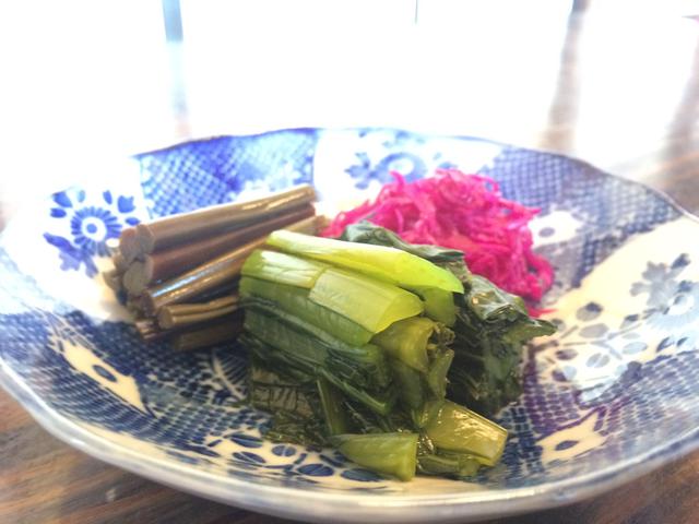画像: お皿を重しに、漬ける