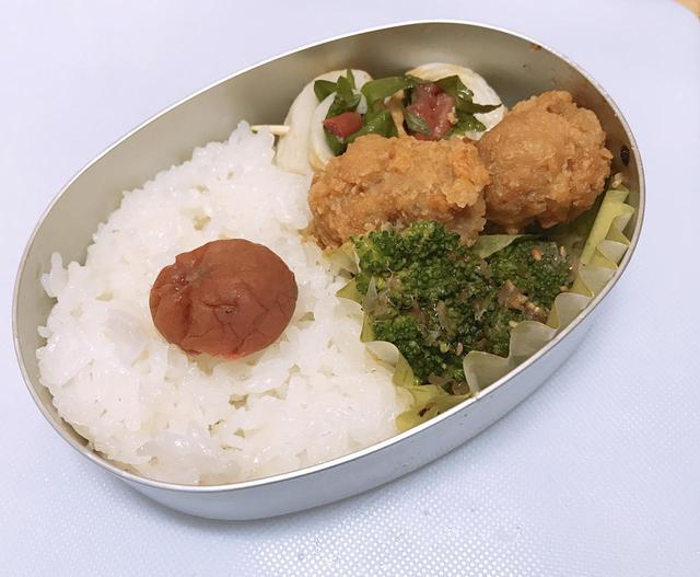 画像: お弁当の中身「ちくわの梅しそ巻き」「唐揚げ」「ブロッコリーのおかか和え」「ご飯」「梅干し」 (筆者撮影)