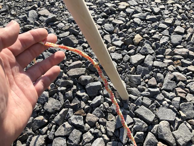 画像: 筆者提供:フックが内向きになっているか確認しながら通す