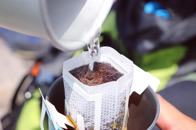 画像: 山頂のきれいな景色を眺めながら飲むコーヒー!美味しい湧き水とペーパーフィルターで作るのがポイント