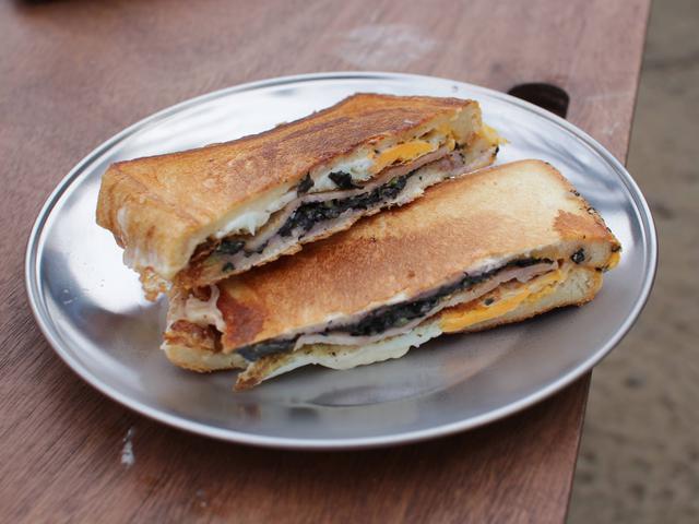 画像: 筆者提供:できたてのホットサンドは朝食にぴったり