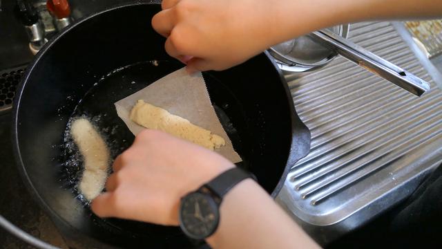 画像: 4、油を熱し、クッキングシートごと揚げて完成!! シートは、途中で自然と外れてきます。