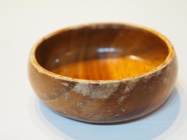 画像: お手入れ前のアカシア食器(画像:筆者撮影)