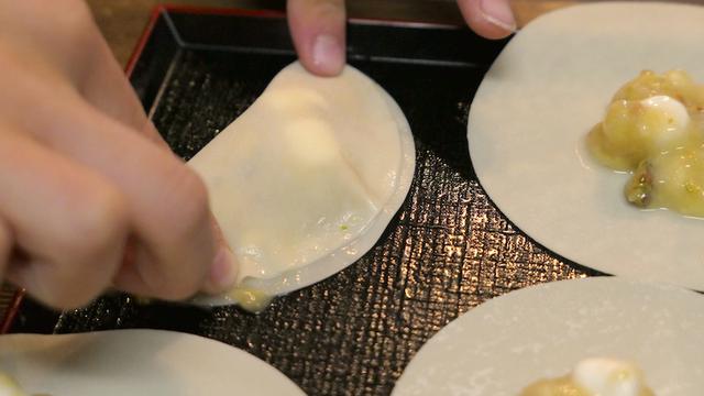 画像: 5、皮の端に水をつけ、軽く押さえて閉じます。