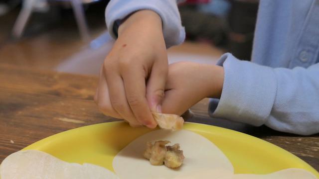 画像: 4、袋に穴を開け、餃子の皮に絞り出します。 (バナナ1本で5〜6個分)