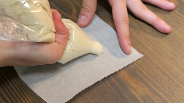 画像: 3、袋の端を小さめに切り、クッキングシートの上に絞り出します。