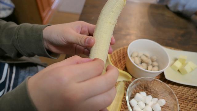 画像: 1:バナナの皮をむき、ジッパー式袋に入れます。