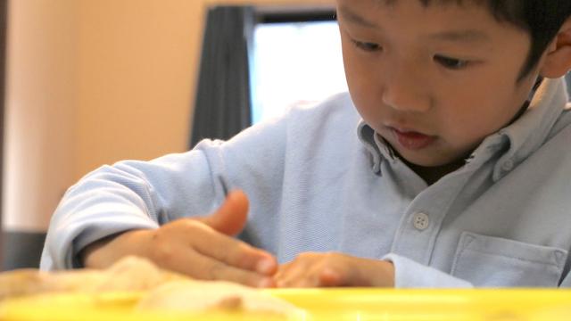 画像: お子さんが作業する場合には、中身は少なめにしてあげると綺麗に作れます。