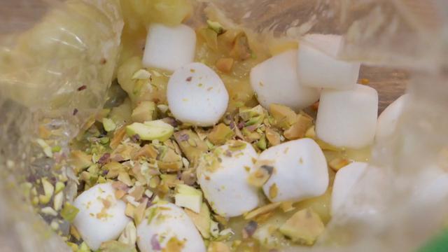 画像: 3、好きな味にトッピング!甘味を足すのがポイントです。 (写真はピスタチオ&マシュマロ)