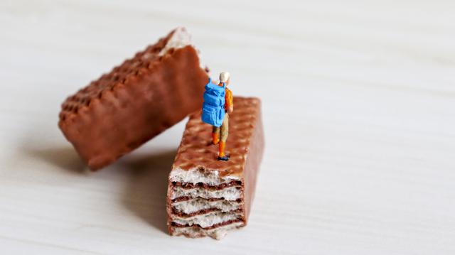画像: 行動食とは登山中に食べられ〝エネルギーや栄養を補給することのできる〟お菓子や栄養機能食品