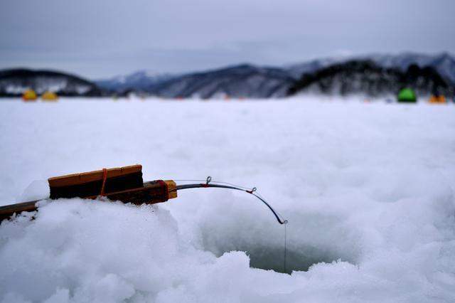 画像: 釣れたワカサギは無料で天ぷらに 湖の氷が美しい群馬県赤城大沼でワカサギ釣りを楽しもう