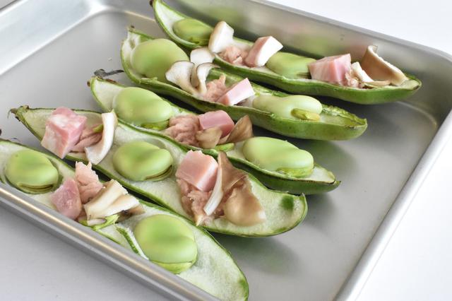 画像: 筆者撮影 さやを開いたそら豆に具材をトッピング