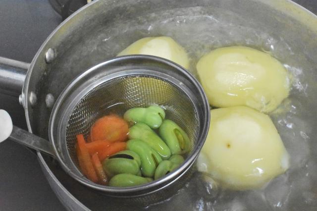 画像: 筆者撮影 人参やそら豆は短い時間で茹で上がる為、みそこしの中に入れてじゃがいもと一緒に茹でてもOK
