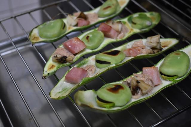 画像: 筆者撮影 焼き色がついたそら豆