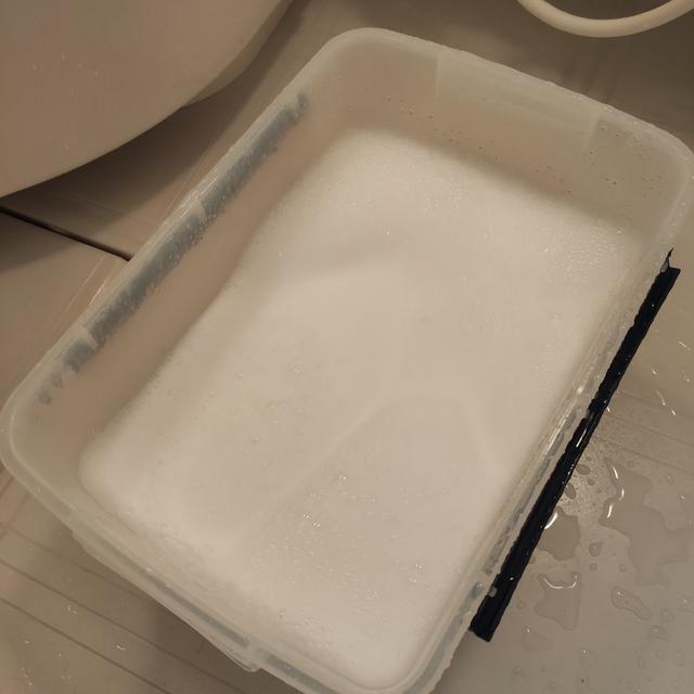 画像: 筆者撮影 <手順①>マット用の容器にぬるま湯を溜め中性洗剤投入