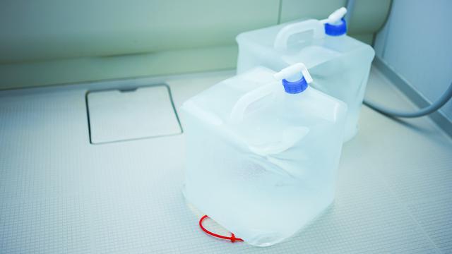 画像: 【タンクの選び方①】水の容量を確認 キャンプでは1人2L前後がベスト 料理する際はさらに大きめが◯