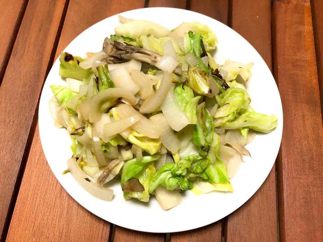 画像: 【レシピ3】「新玉ねぎときのこの野菜炒め」シンプルな味付けだけどキャベツでさらに春の旬の味に