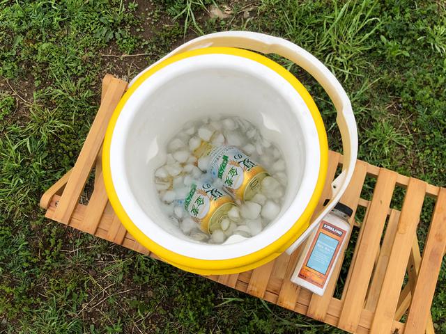 画像: <さっそく試したくなり、常温のビールを氷と水と塩で冷やしてみる。あっという間にキンキンに!>筆者撮影