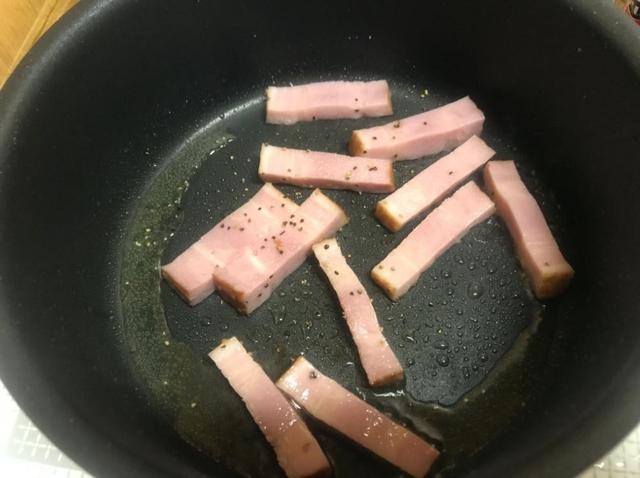 画像: 筆者撮影 ベーコンをカリカリに焼く