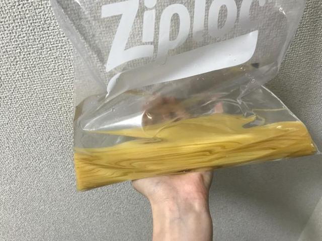 画像: 筆者撮影 大きめのジップロックに乾麺を水に浸して30分おくだけ