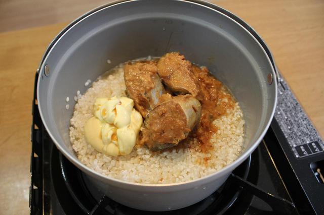 画像: 筆者撮影 手順②さばの味噌煮缶を汁ごと全部入れる。めんつゆ、バターを入れてご飯を炊く。