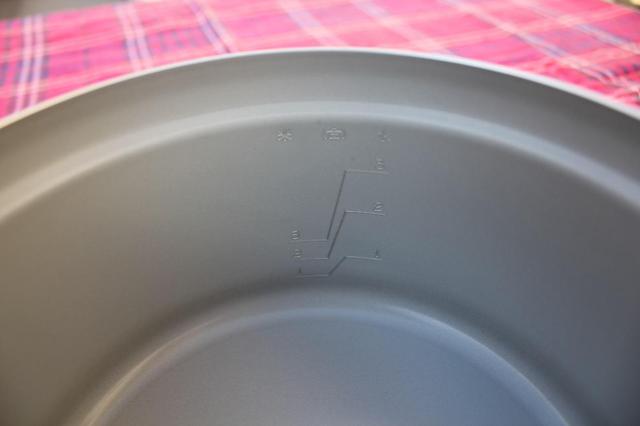 画像: 筆者撮影 左の目盛り(米の量)/右の目盛り(水の量)
