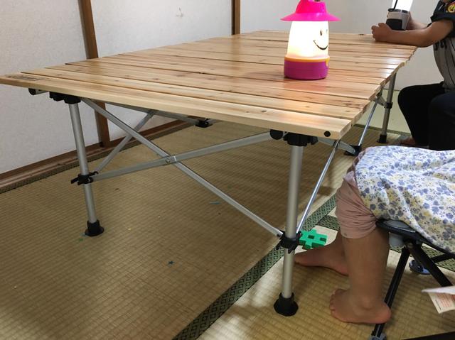 画像: 筆者撮影「ローテーブルで、身長約100cmの子供が座ったところ」