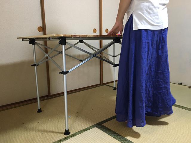 画像: 筆者撮影「ハイテーブルで、身長約160cmの大人が利用しているところ」