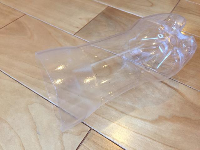 画像: 筆者撮影 ②飲み口の下をカット