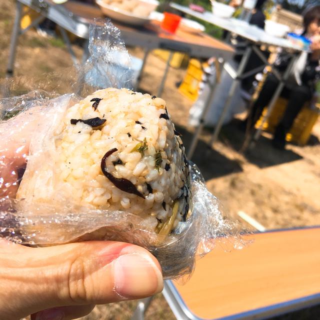 画像: 【レシピ2】具だくさんおにぎり ソロキャンプでは炊いたご飯・具材・海苔を持って行き現地で握る