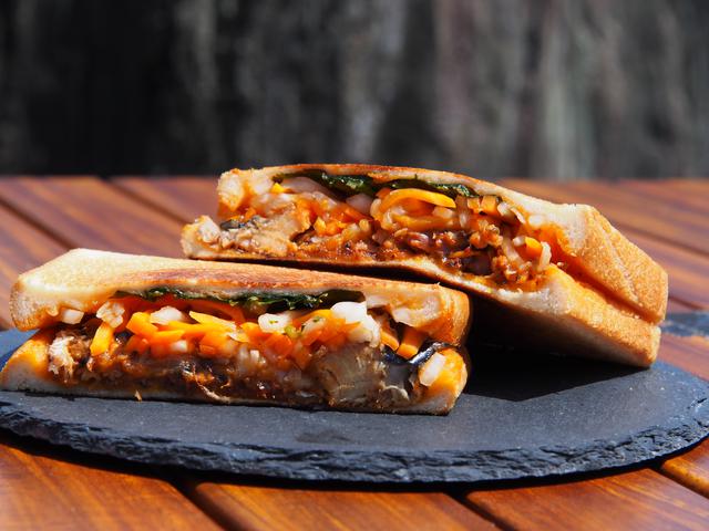 画像: アジアンテイストの「バインミー風ホットサンド」 パクチーはお好みで!