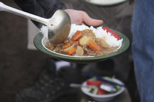 画像: 【レシピ3】カレーライス ソロキャンプでは加熱済みの具材で時短料理に 煮込む作業をキャンプ場で