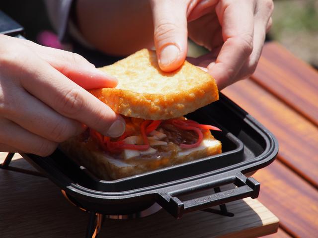 画像: ボリューム満点!厚揚げを使って「すき焼きサンド」