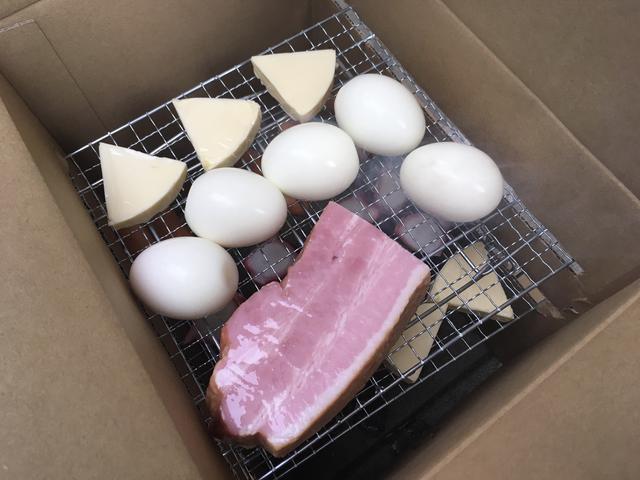 画像: 筆者撮影:下段の方が煙が食材に直にあたって燻されやすい