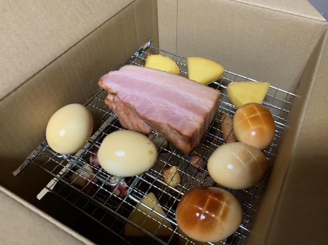 画像: セリアのダンボール燻製は意外と簡単! 普段の食材にひと手間加えていつもの違った楽しみ方を