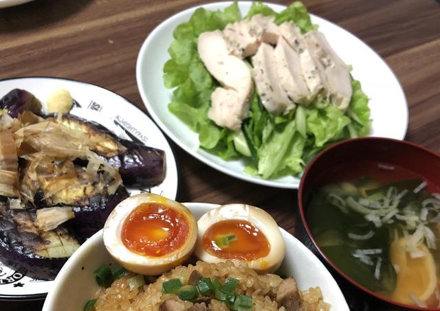 画像: 筆者撮影 レタスにサラダチキンを載せるだけの簡単サラダ!
